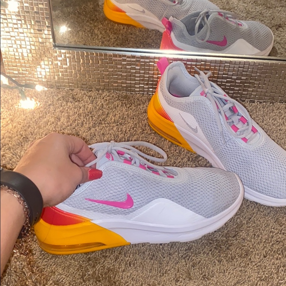 Women’s size 9 Nike shoes ✨